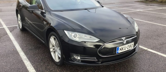 Koeajo käytetty Tesla Model S – Tesla puoleen hintaan