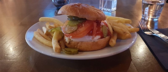 Treffi Pub – Trendikkäästi burgerimättöä Hertsikassa