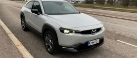 Sähköinen Mazda MX-30 – Lidlin latauspiste tuli taatusti tutuksi