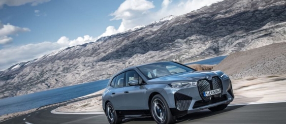 BMW iX:n sarjatuotanto käynnistyi Dingolfingissa