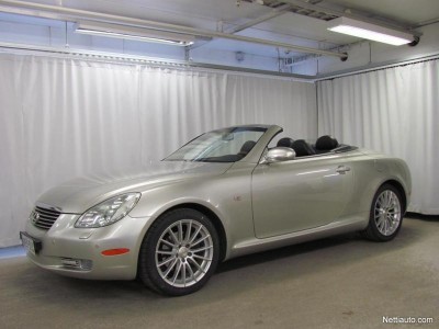 Lexus SC 430 Cabriolet V8 Automaatti vetoaa varmasti vanhempaan ja konservatiivisempaan väkeen. Tämän 139 000 kilometriä ajetun ja vuosimallin 2002 Lexus SC:n voisi ostaa kesäpelikseen golf-reissuille vaikkapa eläköityvä ja työsuhdeautostaan luopuva, Helsingin arvokaupunginosassa asuva, suurta pörssiyhtiötä palvellut juristi.