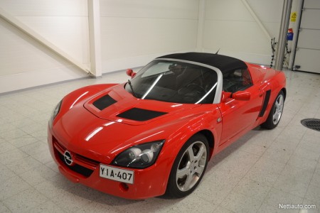 Avokattoinen Opel Speedster voisi olla rikkaan papan tyttären ylioppilaslahjojen toivelistalla. 2-paikkainen ja 2.2-litrainen Speedster Targa vuosimallia 2002 oli myynnissä Rinta-Joupin Autoliikkeessä Porissa hintaa 21 900 €. Mittarilukema oli vain 85 000 km.