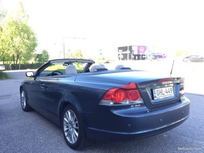 Avokattoinen Volvo C70 ei Suomessa ole samalla tavalla ”hottis” kuin Mersun, Bemarin ja Audin cabrioletit, mutta tästä saa kesäksi vähän ajetun pelin, jolla pärjää myös talvella ja kuskaa neljäkin henkeä. Vuosimallin 2007 Volvon matkamittarissa oli vain 79 000 km, auto oli myynnissä MotorMax Oy:ssä Vantaalla 21 500 eurolla.