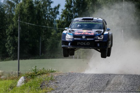 Jari-Matti Latvala pöllyttää sorateitä Neste Oil Rallissa 2015.