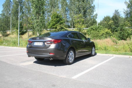 Korkea vyötärölinja tekee takaapäinkin katsottuna uudesta Mazda6:sta huomattavan linjakkaan auton. Siinä voi nähdä jopa ripauksen selkeästi arvokkaampaa Jaguar XF:ää.