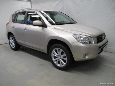 Toyota RAV4 on jo kestohitti, vaikkakaan ei välttämättä ihan niin haluttu kuin Honda CR-V. Tämä 2,0 VVT-i 4WD Luxury automaatti on vuosimallia 2007 ja mittarilukema on kohtuullinen 113 000 kilometriä. Autokiila Turussa pyytää siitä 19 450 €.