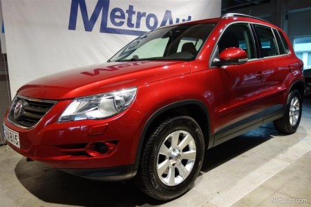 Volkswagen Tiguanin yksi valtteja on se, ettei asiaa tuntematon helposti erota vuosimallin 2008 yksilöä vuosimallin 2014 autosta. Ikäänsä ja 153 000 kilometrin mittarilukemaan nähden vuosimallin 2008 2-litrainen turbodiesel 4Motion on pitänyt hyvin arvonsa, manuaalivaihteisenakin Hatanpään MetroAuto Tampereella pyytää siitä 18 870 euroa.