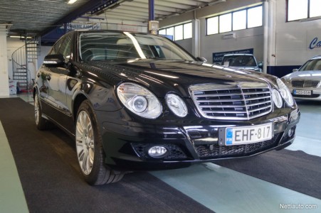 Jos vanhentunut korimalli kelpaa, voi alle saada hulppeasti varustellun ja vähän ajetun E-sarjan Mersun kohtuuhinnalla. Kuvan Suomi-Mersu E200 Kompressorilla vuosimallia 2007 oli ajettu vain 107 000 kilometriä. Carcaravan Äänekoskella pyysi siitä 18 990 euroa.