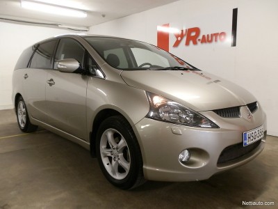 Mitsubishi Grandis on iso tila-automalli, jota valmistaja itse kutsui aikoinaan tilafarmariksi, sitä on kehuttu hyväksi ajettavaksi. Grandisia myytiin Suomessa vuodet 2003-2011. Iso tilafarmari on yhdistelmä mukavuutta ja muunneltavuutta. Kuvan auto vuosimallia 2006 on varustettu 2,4-litraisella bensamoottorilla ja automaattilaatikolla.166 000 kilometriä ajetusta Grandisista YR-Auto Helsingin Herttoniemessä pyytään 10 900 euroa.