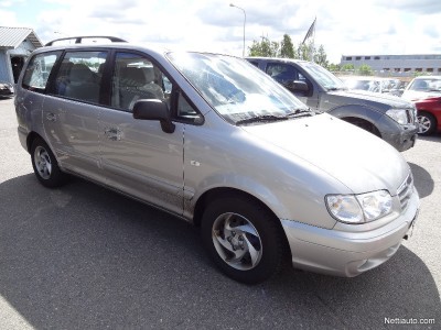 Luulisi, että lähes 10 vuotta vanha ja 176 000 kilometriä ajettu, bensalla käyvä 7 hengen Hyundai Trajet 2.0i GL pitäisi myydä hinnalla millä hyvänsä. Mutta ilmeisesti sillekin riittää ottajansa, sillä Autosilta Espoossa pyytää kuvan autosta 7599 euroa. Ehkä on niitäkin, joilla tilan tarve ja luotettavuus menevät ”seksikkyyden” edelle.