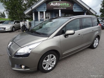 Peugeot 807 on iäkkäämpi ja halvempi vaihtoehto sen korvanneelle 5008:lle. Mutta joskus sellaisen voi löytää myös kohtuukilometreillä. Kuvan 807 ST 2.2 on vain 140 000 kilometriä ajettu. Mutta bensamoottorilla saa kaupungissa varautua 13 litran kulutukseen satasella, ja yhdistetyssä ajossakin voi päästä vain niukasti alle kympin. PP-auto Salossa pyytää tästä vuosimallin 2005 Peugeot 807:stä 8490 euroa.