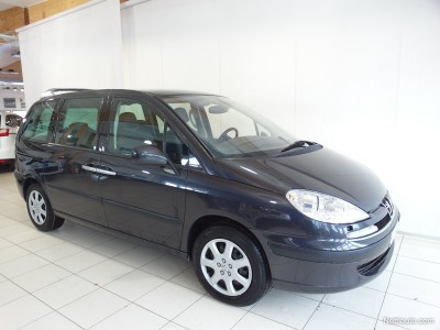 Peugeot 807 on iäkkäämpi ja halvempi vaihtoehto sen korvanneelle 5008:lle. Mutta joskus sellaisen voi löytää myös kohtuukilometreillä. Kuvan 807 ST 2.2 on vain 140 000 kilometriä ajettu. Mutta bensamoottorilla saa kaupungissa varautua 13 litran kulutukseen satasella, ja yhdistetyssä ajossakin voi päästä vain niukasti alle kympin. PP-auto Salossa pyytää tästä vuosimallin 2005 Peugeot 807:stä 8490 euroa. 