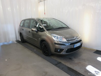 Citroen Grand C4 Picassoa on tarjonnut uutenakin tavallisen keskikokoisen auton hintaan paljon tilaa ja mukavaa ajettavuutta. Niitä löytää tuoreina ja melko vähän ajettuina kohtuuhintaan, suorastaan edullisesti. Mäkelän Kone Järvenpäässä pyytää 12 500 euroa kuvan Grand Picasso VTi 120 Collectionista vuosimallia 2011, vaikka autolla on ajettu vasta 68 000 kilometriä. Rakettihan se ei tietysti 1,6-litraisella ja 120-hevosvoimaisella bensamoottorilla ole, mutta tila-autoilija harvemmin etsii räjähtävää suorituskykyä.