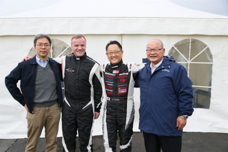 Tiimin kilpa-auton, Yaris WRC:n valmistamisen lähtiessä käyntiin organisaation puheenjohtaja Akio Toyoda, tiimipäällikkö Tommi Mäkinen, varajohtaja Koei Saga ja Toyota Motorsport GmbH:n johtaja Toshio Sato vahvistivat yhteiset tavoitteensa ja sitoutumisensa projektin onnistumiseen