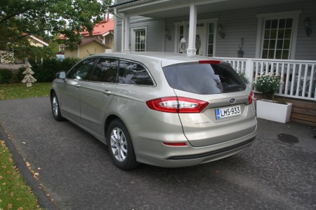 Mondeo Wagon on konstailemattoman näyttävä perhefarmari.