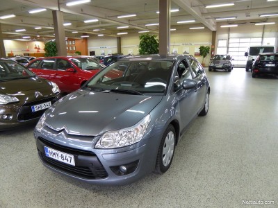 Ranskalaisetkin C-segmentin bensiinimoottoriset viistoperät menevät kyllä kaupaksi, kun hinta painetaan riittävän alas. Kuvan Citroen C4 VTi 120 Edition vuosimallia 2010 oli vain 64 000 km ajettu ja R-J Auto Oy Rinta-Jouppi Vaasassa myi sitä 10 400 eurolla.