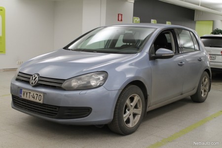 Volkswagen Golf on edelleen vaihtoautomarkkinoiden hitti ja kohu päästömetkuiluista on tavalliselle autoilijan korviin ”mettiäisten surinaa”. Tampereen Kamux myy tätä vuosimallin 2010 Golf Comfortline 1,2 TSI:tä 105-hevosvoimaisella bensamoottorilla 13 300 eurolla. Auto on vuosimallia 2010.
