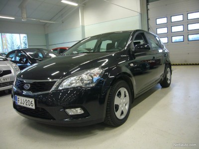 Korealainen Kia Cee’d on kirinyt vaihtoautomarkkinoillakin umpeen eroa saksalaisiin ja japanilaisiin kilpailijoihin. Tosin Nettiauton listoilla Kia ei edelleenkään yllä 10 haetuimman joukkoon. Autotalo Pelttari Huittisissa myy kuvan Kia Cee’d 1,6 ISG EX EcoDynamicsia 13 350 eurolla. Auto on vuosimallia 2010 ja sillä on ajettu vain 50 000 kilometriä.