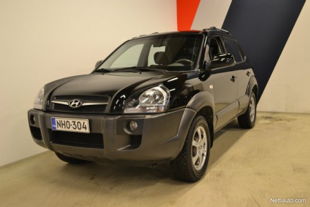 Hyundai Tucson 2,0 4wd GLS vuosimallia 2009 ei designinsa puolesta ole ihan tätä päivää, varsinkin jos sitä vertaa uuteen nyky-Tucsoniin. Mutta eipä hintakaan suhteutettuna 85 000 kilometrin mittarilukemaan tunnu pahalta: Porvoossa Veljekset Laakkonen pyytää tästä autosta 13 600 €. Rikossarjojen ystävät varmasti muistavat, että ruotsalaisen Wallander –dekkarin 2000-luvun lopun elokuvissa parikin rikostutkijaa ajeli juuri tällaisella Tucsonilla. Hyundai Tucson 2,0 4wd GLS vuosimallia 2009 ei designinsa puolesta ole ihan tätä päivää, varsinkin jos sitä vertaa uuteen nyky-Tucsoniin. Mutta eipä hintakaan suhteutettuna 85 000 kilometrin mittarilukemaan tunnu pahalta: Porvoossa Veljekset Laakkonen pyytää tästä autosta 13 600 €. Rikossarjojen ystävät varmasti muistavat, että ruotsalaisen Wallander –dekkarin 2000-luvun lopun elokuvissa parikin rikostutkijaa ajeli juuri tällaisella Tucsonilla. 