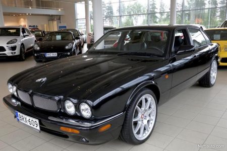 Jaguar XJR 4.0 V8 100 Limited Edition vuosimallia 2002 on Jaguarin perustajan Sir William Lyonsin 100-vuotisjuhlan kunniaksi suunniteltu harvinainen keräily-yksilö. Tälle autolle ostajaa ei ehkä löydy kovin helposti, mutta ennen pitkää joku intohimoinen Jaguar-mies siitä epäilemättä tekee tarjouksen. Tarjolla on tyyliä ja tehoa peräti 367 hevosvoimaa. 4-litraisella bensiini-Jaguarilla oli ajettu 149 000 km ja LUXURY COLLECTION by Auto-Outlet Vantaalla myi sitä 24 900 eurolla.