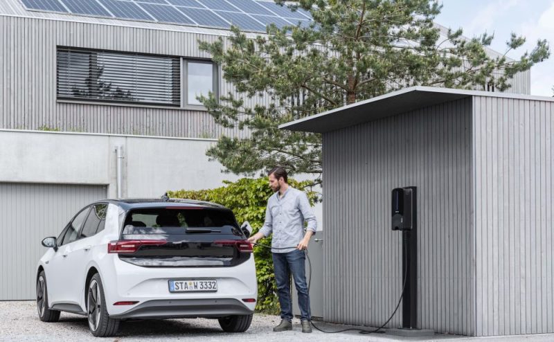 Kotilatausasema Tuo Helppoutta S hk autoiluun KaasujalkaKaasujalka