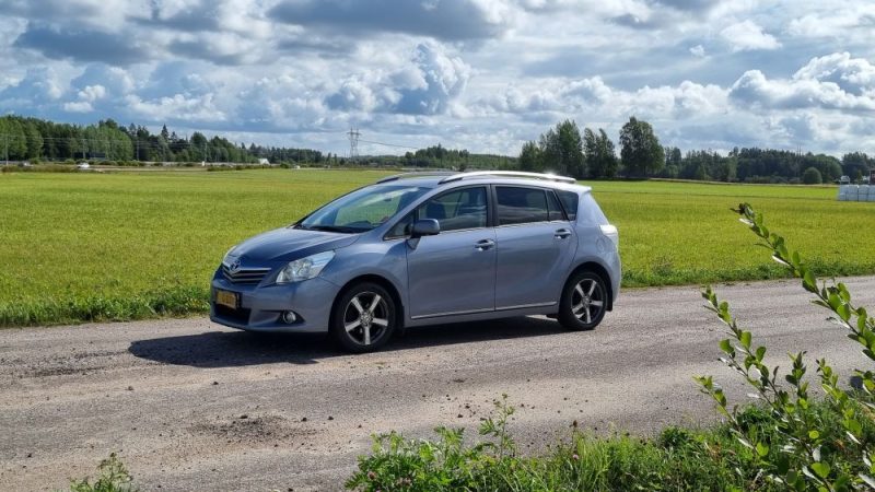 Koeajo käytetty Toyota Verso – Suurperheelliselle kentänhoitajalle