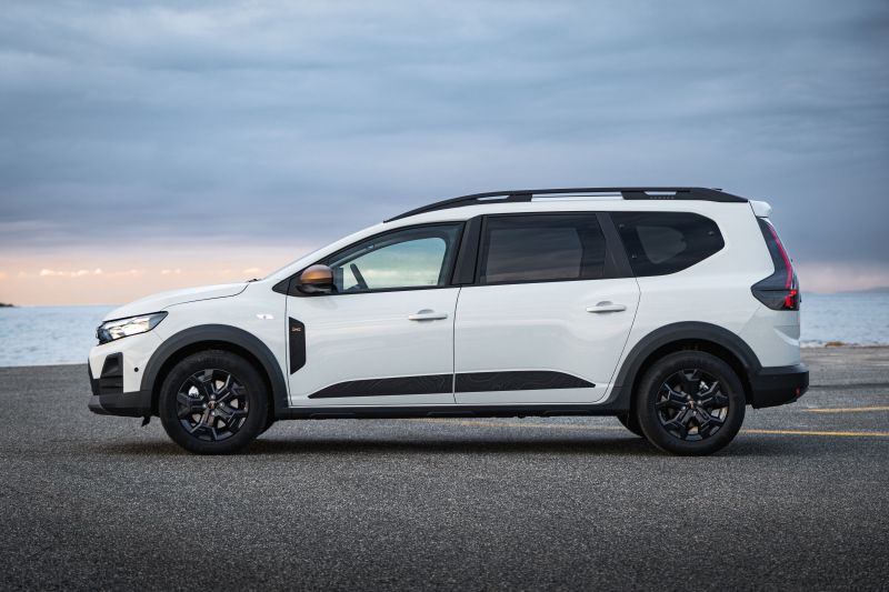 Uudistunut Dacia Jogger Hybrid 155