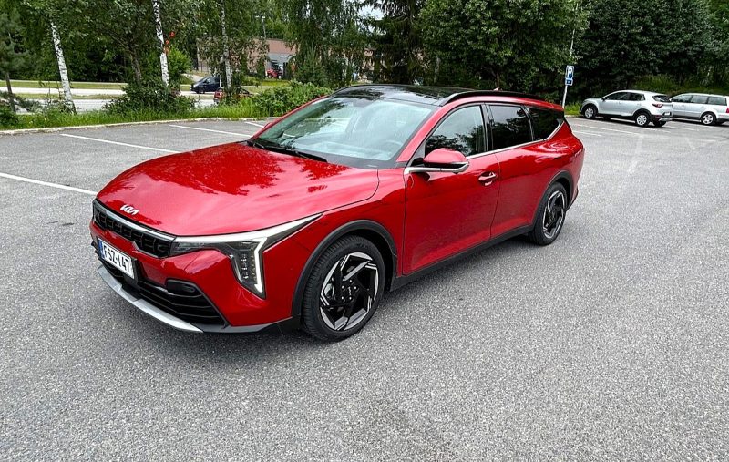 Koeajo Kia K4 SW – Perinteisesti pelkällä bensalla